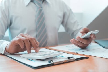 İş adamları sonuçları özetlemek ve gelir giderlerini hesaplamak için grafikleri kullanarak mali denge noktaları bulur ve bunları ticaret, finans ve ekonomik kavramları geliştirmek ve ilerletmek için kullanır..