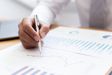 İş adamları sonuçları özetlemek ve gelir giderlerini hesaplamak için grafikleri kullanarak mali denge noktaları bulur ve bunları ticaret, finans ve ekonomik kavramları geliştirmek ve ilerletmek için kullanır..