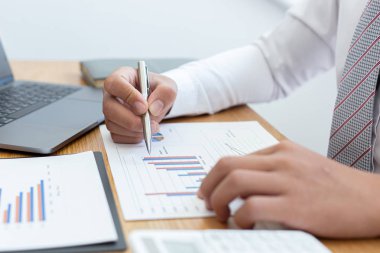 İş adamları sonuçları özetlemek ve gelir giderlerini hesaplamak için grafikleri kullanarak mali denge noktaları bulur ve bunları ticaret, finans ve ekonomik kavramları geliştirmek ve ilerletmek için kullanır..