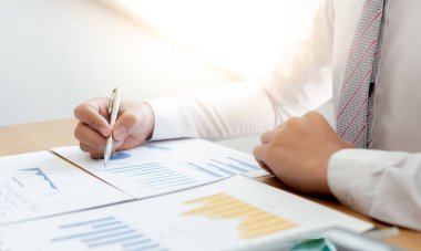 İş adamları sonuçları özetlemek ve gelir giderlerini hesaplamak için grafikleri kullanarak mali denge noktaları bulur ve bunları ticaret, finans ve ekonomik kavramları geliştirmek ve ilerletmek için kullanır..