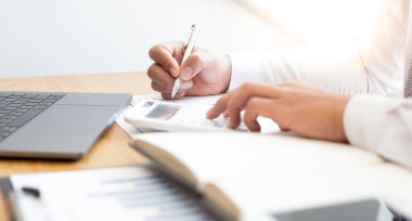 İş adamları sonuçları özetlemek ve gelir giderlerini hesaplamak için grafikleri kullanarak mali denge noktaları bulur ve bunları ticaret, finans ve ekonomik kavramları geliştirmek ve ilerletmek için kullanır..