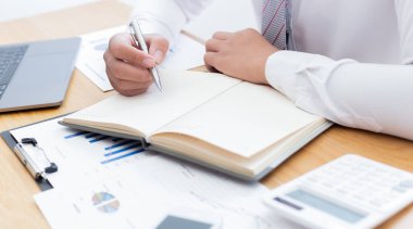 İş adamları sonuçları özetlemek ve gelir giderlerini hesaplamak için grafikleri kullanarak mali denge noktaları bulur ve bunları ticaret, finans ve ekonomik kavramları geliştirmek ve ilerletmek için kullanır..