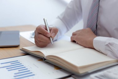 İş adamları sonuçları özetlemek ve gelir giderlerini hesaplamak için grafikleri kullanarak mali denge noktaları bulur ve bunları ticaret, finans ve ekonomik kavramları geliştirmek ve ilerletmek için kullanır..