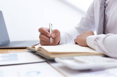 İş adamları sonuçları özetlemek ve gelir giderlerini hesaplamak için grafikleri kullanarak mali denge noktaları bulur ve bunları ticaret, finans ve ekonomik kavramları geliştirmek ve ilerletmek için kullanır..