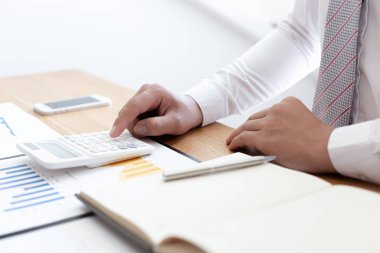 İşadamları emlak yatırımlarının maliyetini hesaplamak için hesap makineleri kullanırlar ve şirket Business Financ Concept ile hisse paylaşmak isteyen müşterilere teklif sunmaya hazırlanırlar.