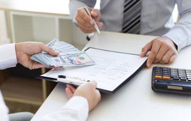  İş adamları yasadışı ve başarılı bir şekilde ortak olmak için bir yatırım anlaşması imzalarken dolar ödemeleri yapıyorlar, rüşvet ve yolsuzluk kavramı