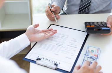  İş adamları yasadışı ve başarılı bir şekilde ortak olmak için bir yatırım anlaşması imzalarken dolar ödemeleri yapıyorlar, rüşvet ve yolsuzluk kavramı