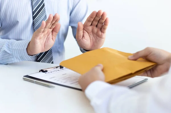 Empresário Recusando Receber Dinheiro Envelope Marrom Para Assinar Contrato Negócios — Fotografia de Stock