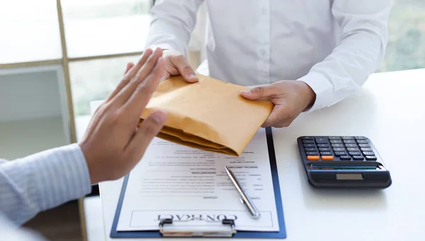 Empresário Recusando Receber Dinheiro Envelope Marrom Para Assinar Contrato Negócios — Fotografia de Stock