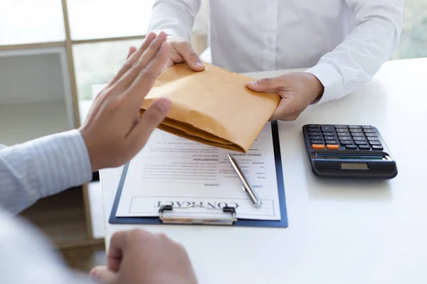 Empresário Recusando Receber Dinheiro Envelope Marrom Para Assinar Contrato Negócios — Fotografia de Stock