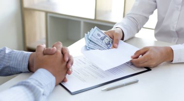  İş adamları yasadışı ve başarılı bir şekilde ortak olmak için bir yatırım anlaşması imzalarken dolar ödemeleri yapıyorlar, rüşvet ve yolsuzluk kavramı