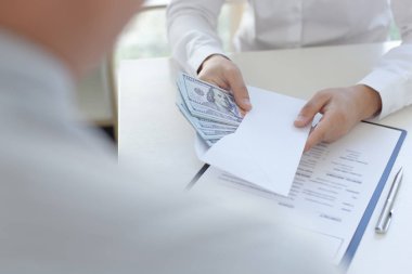  İş adamları yasadışı ve başarılı bir şekilde ortak olmak için bir yatırım anlaşması imzalarken dolar ödemeleri yapıyorlar, rüşvet ve yolsuzluk kavramı