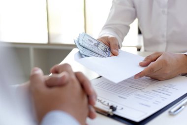  İş adamları yasadışı ve başarılı bir şekilde ortak olmak için bir yatırım anlaşması imzalarken dolar ödemeleri yapıyorlar, rüşvet ve yolsuzluk kavramı