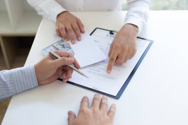  İş adamları yasadışı ve başarılı bir şekilde ortak olmak için bir yatırım anlaşması imzalarken dolar ödemeleri yapıyorlar, rüşvet ve yolsuzluk kavramı