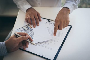  İş adamları yasadışı ve başarılı bir şekilde ortak olmak için bir yatırım anlaşması imzalarken dolar ödemeleri yapıyorlar, rüşvet ve yolsuzluk kavramı