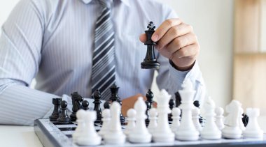 İş stratejisi, iş adamı satranç oynama ve başarılı olma becerisine sahiptir, yönetim veya liderlik kavramı