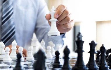 İş stratejisi, iş adamı satranç oynama ve başarılı olma becerisine sahiptir, yönetim veya liderlik kavramı