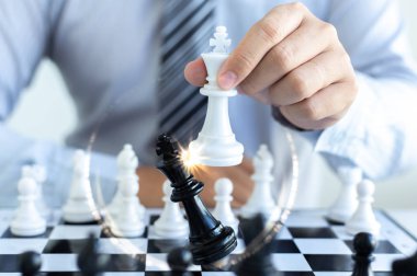İş stratejisi, iş adamı satranç oynama ve başarılı olma becerisine sahiptir, yönetim veya liderlik kavramı