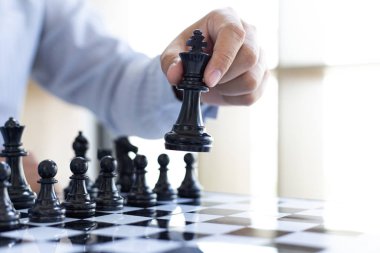 İş stratejisi, iş adamı satranç oynama ve başarılı olma becerisine sahiptir, yönetim veya liderlik kavramı