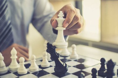 İş stratejisi, iş adamı satranç oynama ve başarılı olma becerisine sahiptir, yönetim veya liderlik kavramı