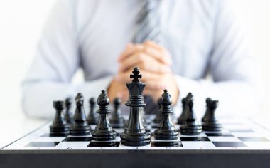 İş stratejisi, iş adamı satranç oynama ve başarılı olma becerisine sahiptir, yönetim veya liderlik kavramı