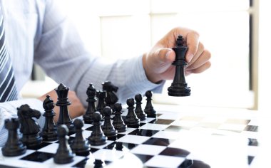 İş stratejisi, iş adamı satranç oynama ve başarılı olma becerisine sahiptir, yönetim veya liderlik kavramı