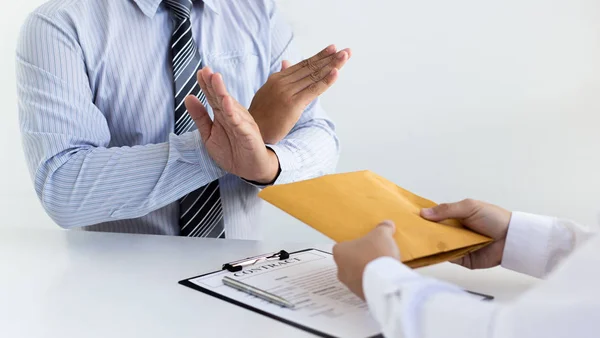 Empresário Recusando Receber Dinheiro Envelope Marrom Para Assinar Contrato Negócios — Fotografia de Stock