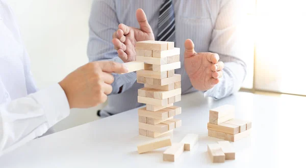 商人们一起玩木制游戏 分割企业的平均投资价值 共同管理风险 另类风险计划和企业战略 — 图库照片