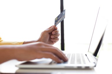 Kadınlar çevrimiçi alışverişler, çevrimiçi alışveriş veya internet teknolojisi konsepti yapmak için kredi kartlarıyla dizüstü bilgisayarı kullanıyorlar.