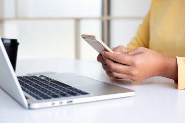 Kadınlar çevrimiçi alışverişler, çevrimiçi alışveriş veya internet teknolojisi konsepti yapmak için kredi kartlarıyla dizüstü bilgisayarı kullanıyorlar.