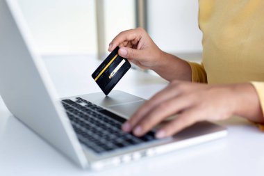 Kadınlar çevrimiçi alışverişler, çevrimiçi alışveriş veya internet teknolojisi konsepti yapmak için kredi kartlarıyla dizüstü bilgisayarı kullanıyorlar.
