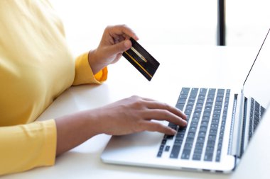 Kadınlar çevrimiçi alışverişler, çevrimiçi alışveriş veya internet teknolojisi konsepti yapmak için kredi kartlarıyla dizüstü bilgisayarı kullanıyorlar.