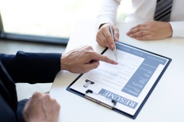 İş adamları, iş görüşmesi tamamlandıktan sonra şirkete katılmak için sözleşme imzalayacak yeni çalışanları onayladı, iş başvurusu ve sözleşme imzalama konsepti