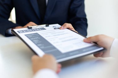 İş adamlarının özgeçmiş belgeleri, şirket için finans muhasebecisi olarak başvuran gençlerin iş deneyimleri, iş görüşmesi ve iş başvurusu için görüşmeleri vardır.