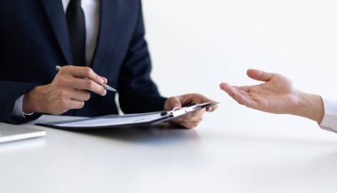 İş adamlarının özgeçmiş belgeleri, şirket için finans muhasebecisi olarak başvuran gençlerin iş deneyimleri, iş görüşmesi ve iş başvurusu için görüşmeleri vardır.