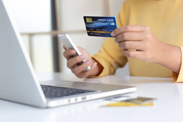 Women Use Laptop Register Credit Cards Make Online Purchases Online — Stock Photo, Image