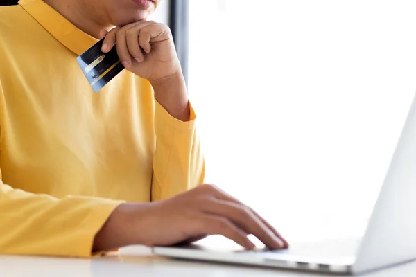 Las Mujeres Usan Registro Computadoras Portátiles Través Tarjetas Crédito Para —  Fotos de Stock