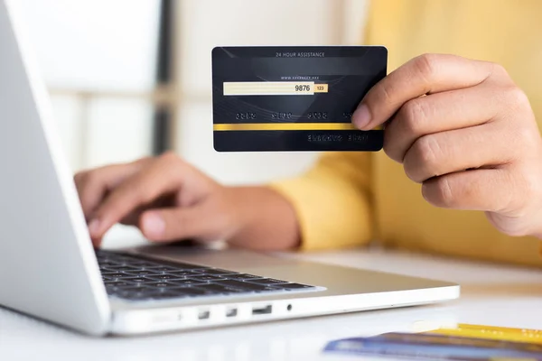 Kobiety Korzystają Rejestru Laptopów Pomocą Kart Kredytowych Dokonywania Zakupów Online — Zdjęcie stockowe