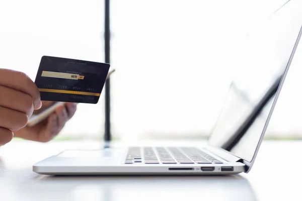 Kobiety Korzystają Rejestru Laptopów Pomocą Kart Kredytowych Dokonywania Zakupów Online — Zdjęcie stockowe
