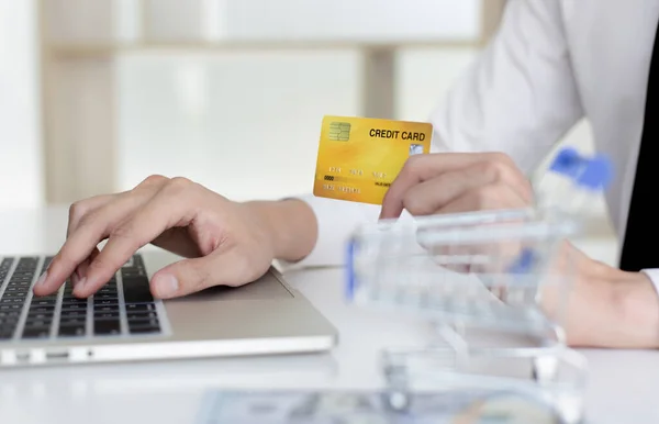 Biznesmen Korzystać Laptopa Rejestru Pomocą Kart Kredytowych Dokonywania Zakupów Online — Zdjęcie stockowe
