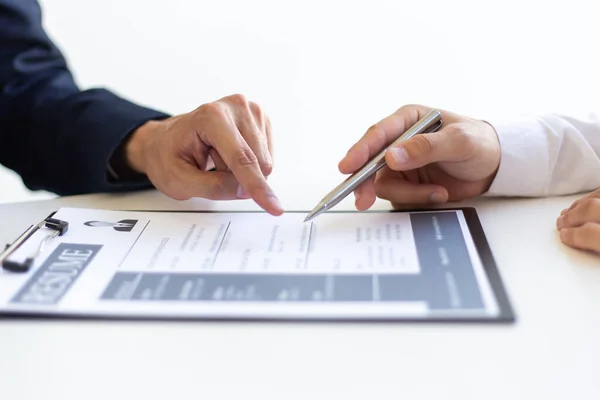 Empresários Aprovaram Novos Funcionários Para Assinar Contrato Para Juntar Empresa — Fotografia de Stock