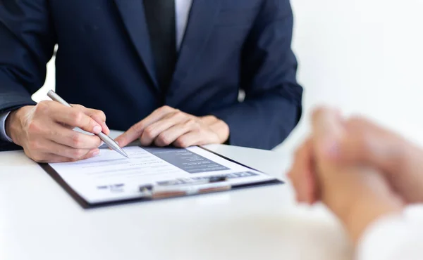 Zakenmensen Hebben Documenten Interviews Voor Werkervaring Van Jonge Mannen Die — Stockfoto