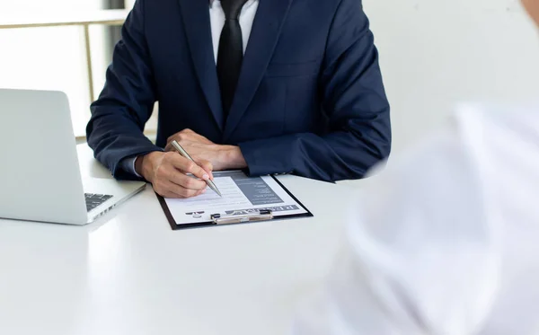 Les Gens Affaires Détiennent Des Documents Entretiens Pour Expérience Professionnelle — Photo