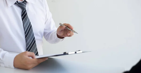 Zakenmensen Hebben Documenten Interviews Voor Werkervaring Van Jonge Mannen Die — Stockfoto