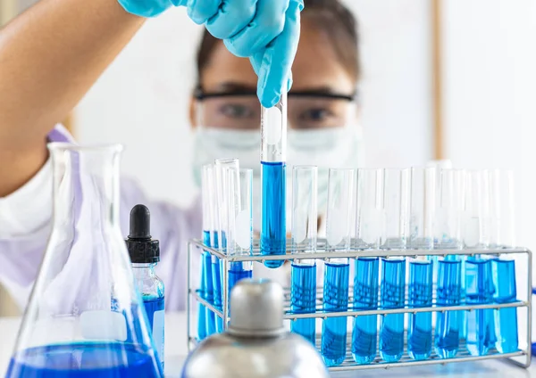 Los Científicos Están Llevando Tubos Ensayo Químicos Azules Para Prepararse — Foto de Stock