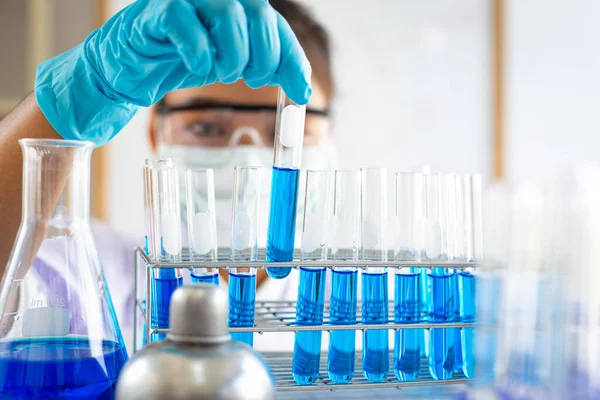 Forskare Bär Blå Kemiska Provrör För Att Förbereda För Bestämning — Stockfoto