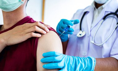 Doktorlar hastalığın ve salgının tüm yaşlarda yayılmasını önlemek için yeni bir grip türü olan bulaşıcı hastalıklara karşı aşı yapıyorlar.