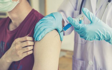 Doktorlar hastalığın ve salgının tüm yaşlarda yayılmasını önlemek için yeni bir grip türü olan bulaşıcı hastalıklara karşı aşı yapıyorlar.