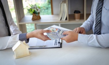 Gayrimenkul ve sigorta acenteleri evi dolar, mali denetim ve iş adamlarının konseptleriyle ödeme yapan müşterilere verdiler.