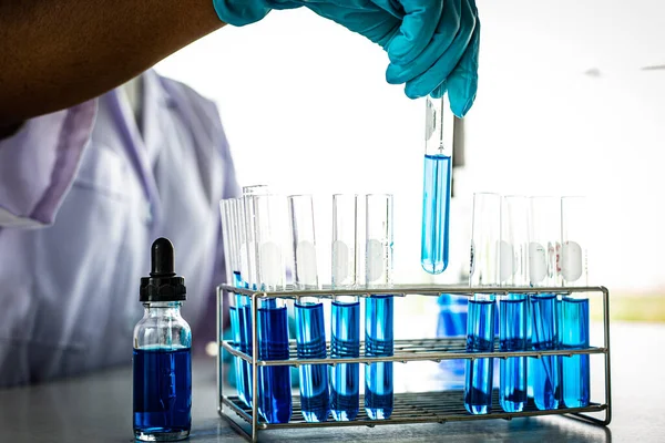 Вчені Несуть Сині Хімічні Пробірки Підготовки Визначення Хімічного Складу Біологічної — стокове фото